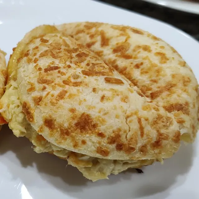 Pão de queijo recheado e prensado